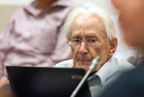 Prosecutors seek 3 and a half years in prison for ex-Auschwitz guard - ảnh 1